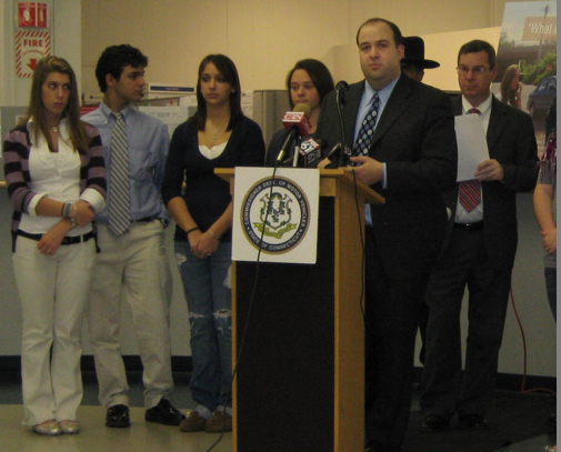 Allstate spokesperson Brett Ludwig discusses the importance of making safe driving decisions with a group of teen drivers in Wethersfield.